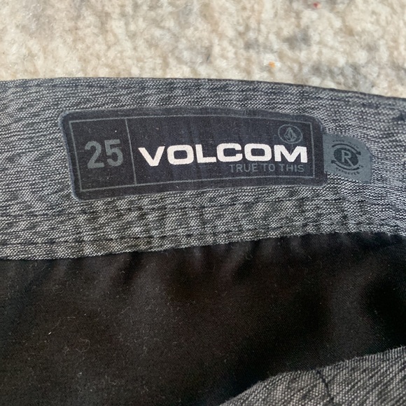 Boys Volcom shorts quick dry material. - Picture 2 of 3
